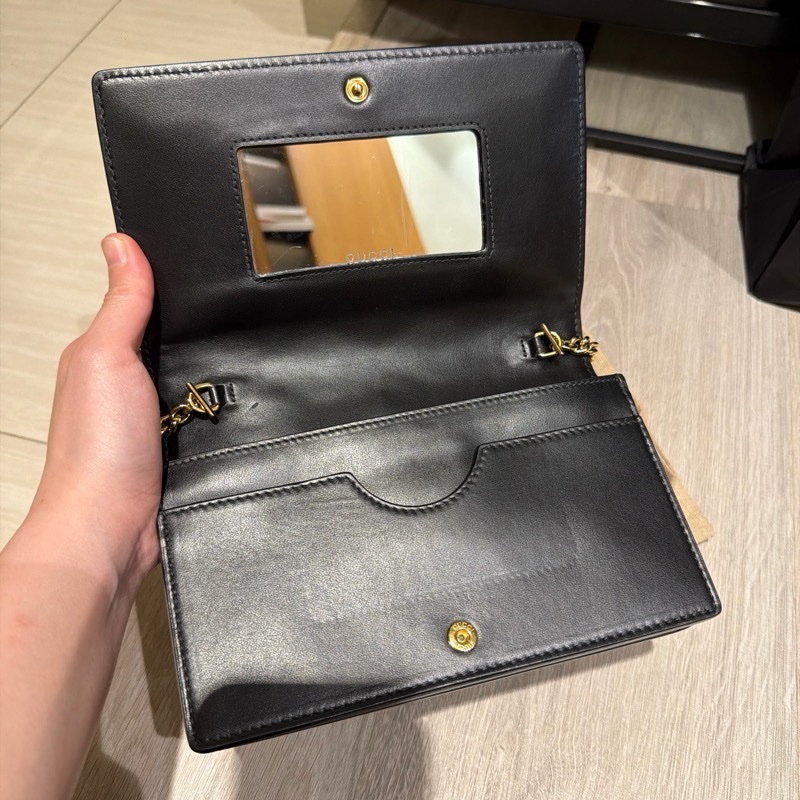 Gucci 黑牛皮壓紋 金釦鍊條下蓋Woc-3