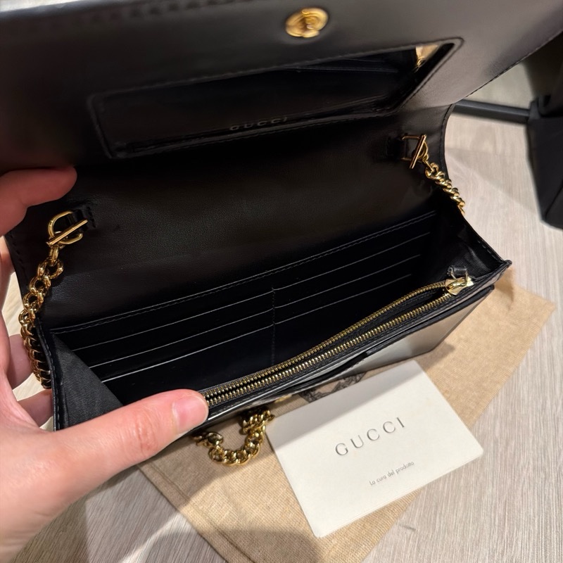 Gucci 黑牛皮壓紋 金釦鍊條下蓋Woc-4