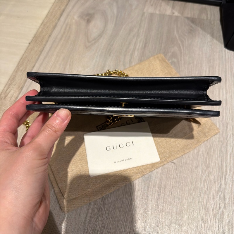 Gucci 黑牛皮壓紋 金釦鍊條下蓋Woc-8