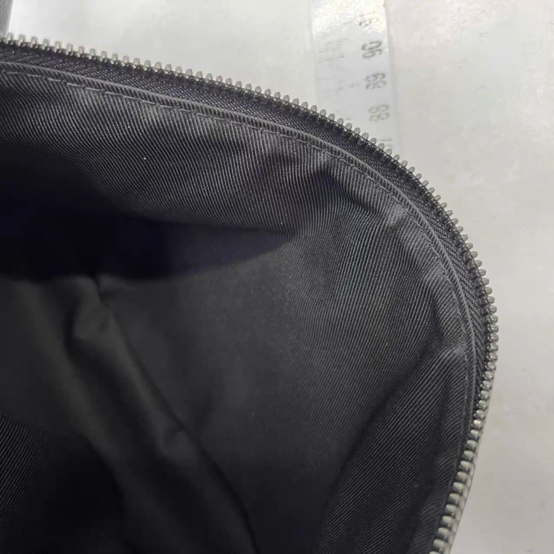 LOUIS VUITTON 男士胸包-11