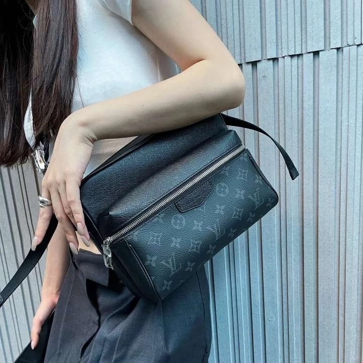 路易威登黑武士 Lv Outdoor Messenger Bag雙拉鍊郵差包 M30233-2