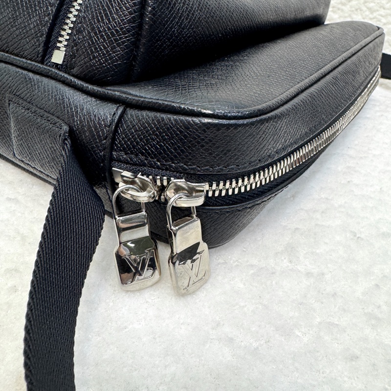 路易威登黑武士 Lv Outdoor Messenger Bag雙拉鍊郵差包 M30233-23