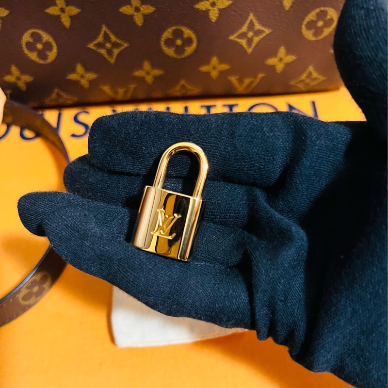 LV中款蒙恬包❤️M41056~ 95近新「LV MONTAIGNE BB 」～肩背包、手提包、斜背包-12