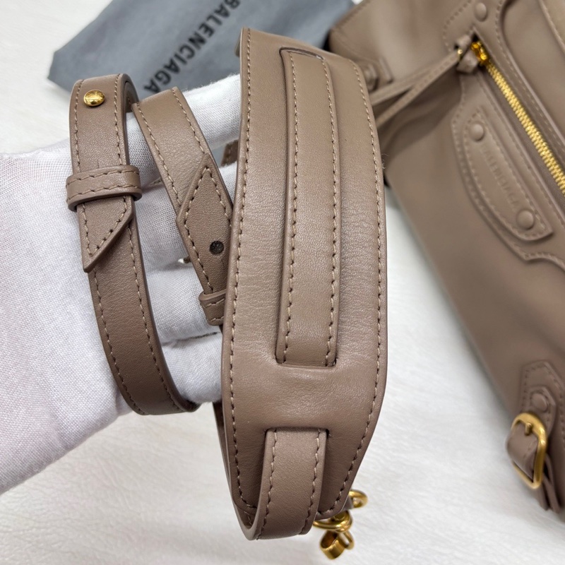 【閒置品】Balenciaga 巴黎世家 奶茶色Neo機車小號附肩背帶-4