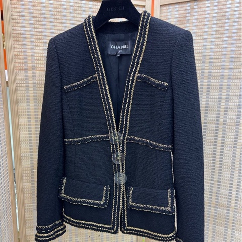 Chanel香奈兒 17A高級手工坊 大都會系列 經典黑金收腰外套！ 36碼