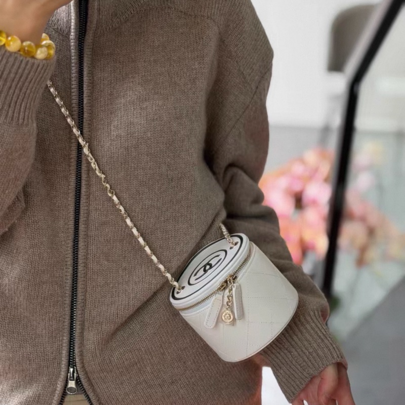 Chanel logo圓筒化妝包 31卡-4