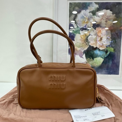 Miumiu繆繆 新款公事包 中型長柄保齡球包 有購證 尺寸：30*16*9.5