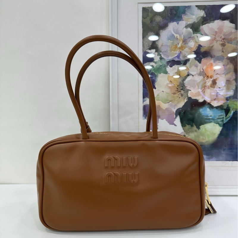 Miumiu繆繆 新款公事包 中型長柄保齡球包 有購證 尺寸：30*16*9.5-1