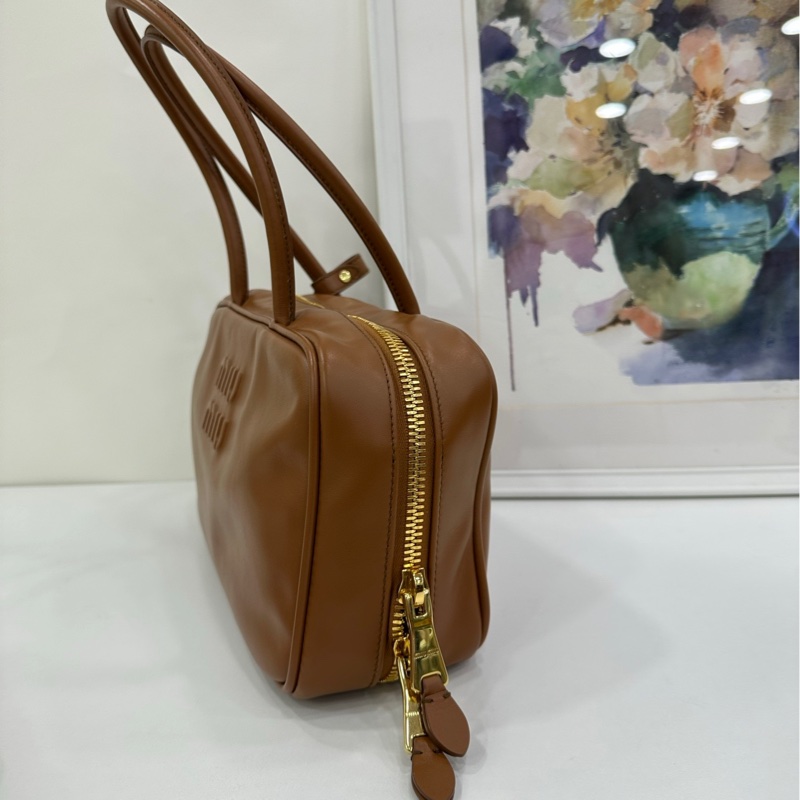 Miumiu繆繆 新款公事包 中型長柄保齡球包 有購證 尺寸：30*16*9.5-4