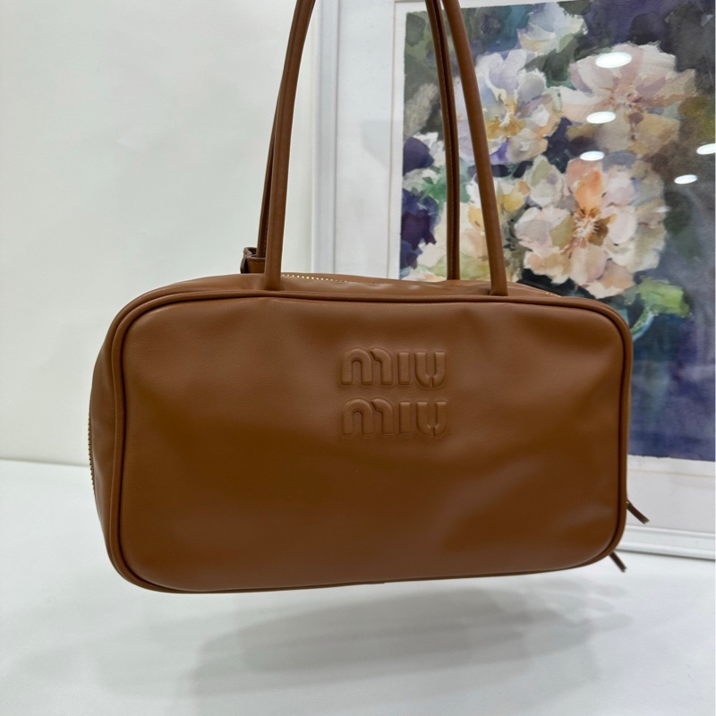 Miumiu繆繆 新款公事包 中型長柄保齡球包 有購證 尺寸：30*16*9.5-6