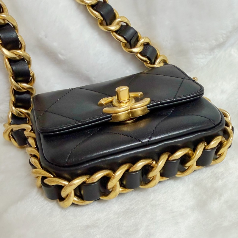 ▫️專櫃14萬值得收藏的一顆▫️香奈兒黑色小牛皮金釦粗鍊迷你斜背包芯片款-1
