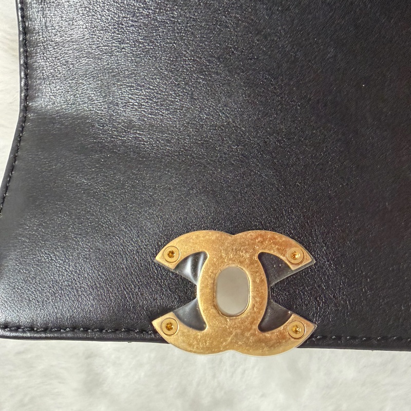▫️專櫃14萬值得收藏的一顆▫️香奈兒黑色小牛皮金釦粗鍊迷你斜背包芯片款-2