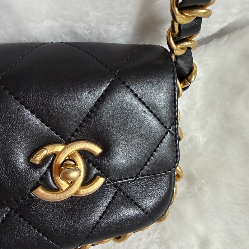 ▫️專櫃14萬值得收藏的一顆▫️香奈兒黑色小牛皮金釦粗鍊迷你斜背包芯片款-6