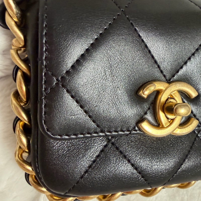▫️專櫃14萬值得收藏的一顆▫️香奈兒黑色小牛皮金釦粗鍊迷你斜背包芯片款-7