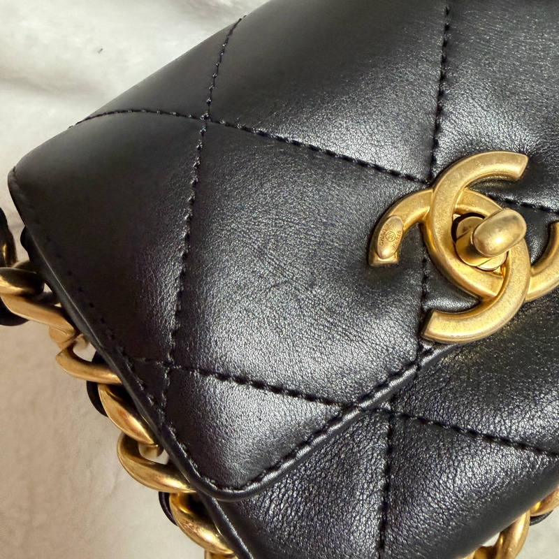 ▫️專櫃14萬值得收藏的一顆▫️香奈兒黑色小牛皮金釦粗鍊迷你斜背包芯片款-8