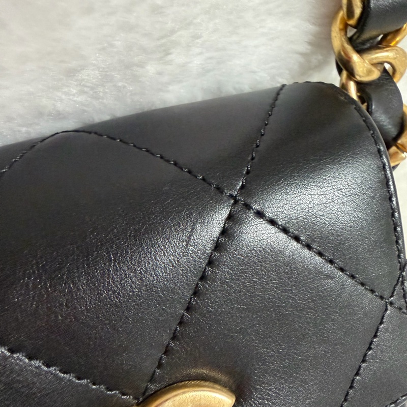 ▫️專櫃14萬值得收藏的一顆▫️香奈兒黑色小牛皮金釦粗鍊迷你斜背包芯片款-9