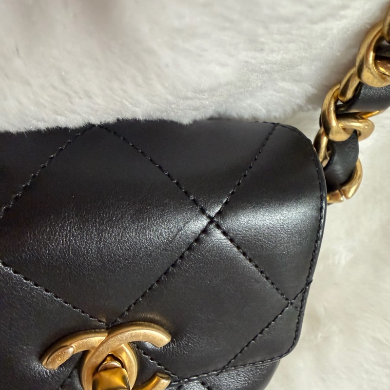 ▫️專櫃14萬值得收藏的一顆▫️香奈兒黑色小牛皮金釦粗鍊迷你斜背包芯片款-10