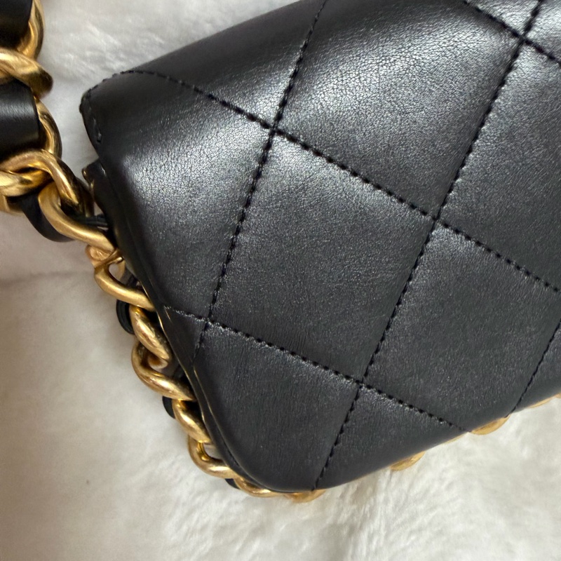 ▫️專櫃14萬值得收藏的一顆▫️香奈兒黑色小牛皮金釦粗鍊迷你斜背包芯片款-13