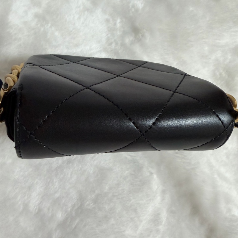 ▫️專櫃14萬值得收藏的一顆▫️香奈兒黑色小牛皮金釦粗鍊迷你斜背包芯片款-14