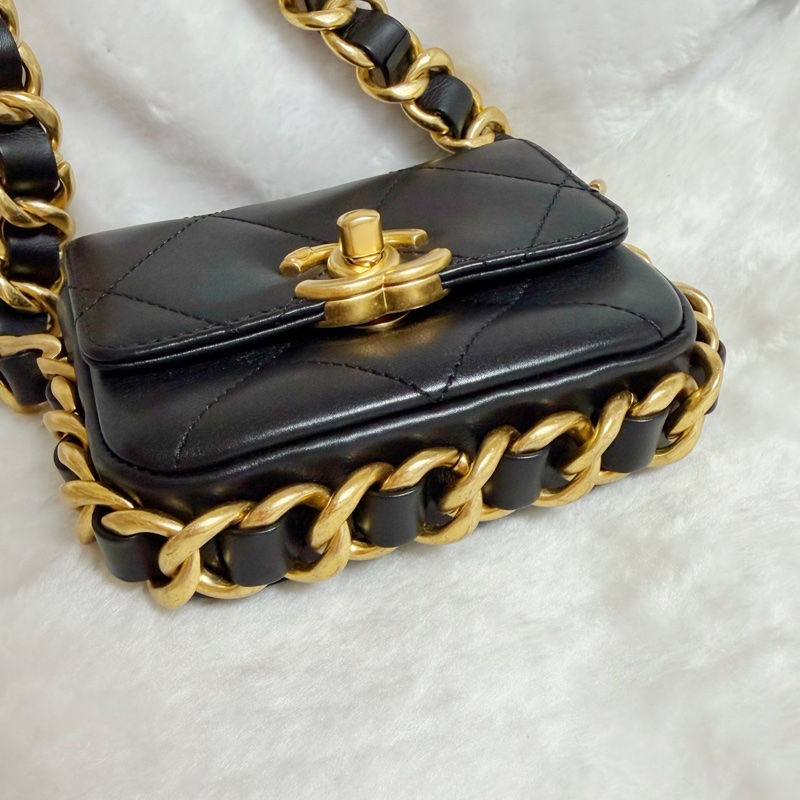 ▫️專櫃14萬值得收藏的一顆▫️香奈兒黑色小牛皮金釦粗鍊迷你斜背包芯片款-15