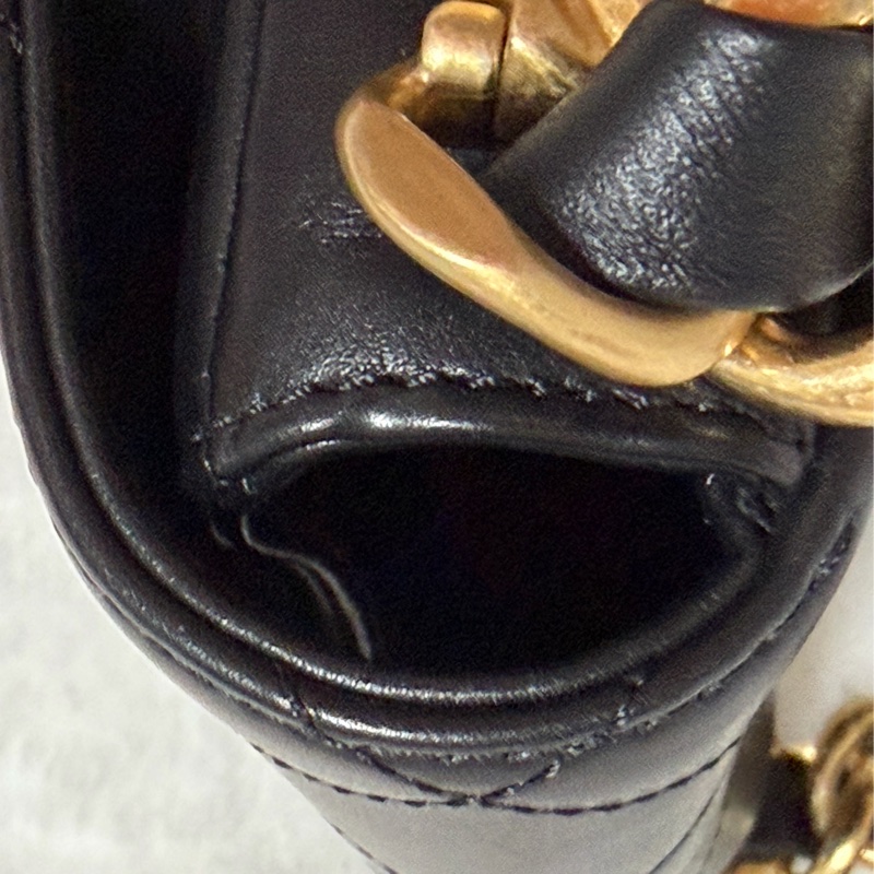 ▫️專櫃14萬值得收藏的一顆▫️香奈兒黑色小牛皮金釦粗鍊迷你斜背包芯片款-16