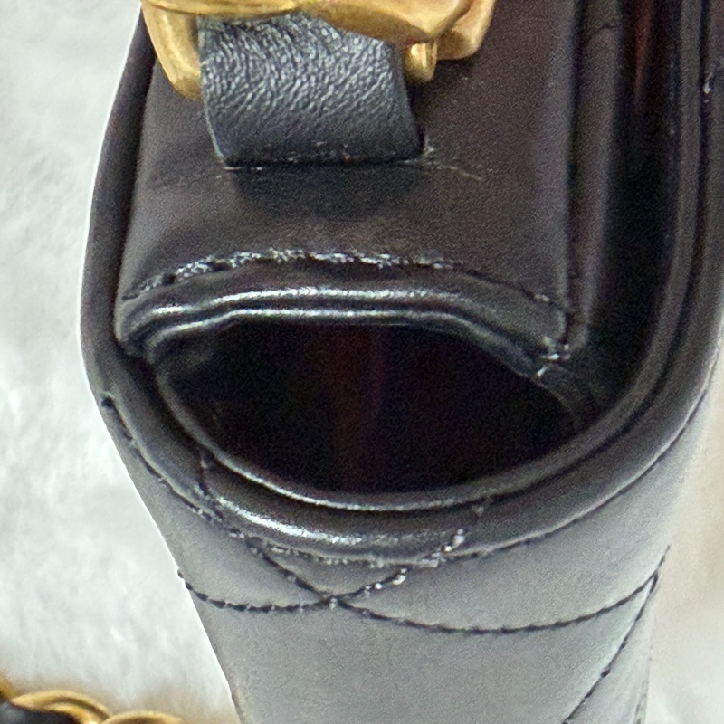 ▫️專櫃14萬值得收藏的一顆▫️香奈兒黑色小牛皮金釦粗鍊迷你斜背包芯片款-17