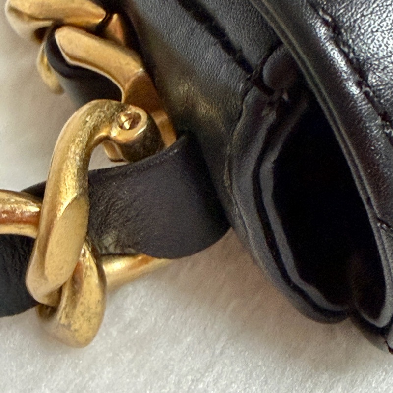 ▫️專櫃14萬值得收藏的一顆▫️香奈兒黑色小牛皮金釦粗鍊迷你斜背包芯片款-18