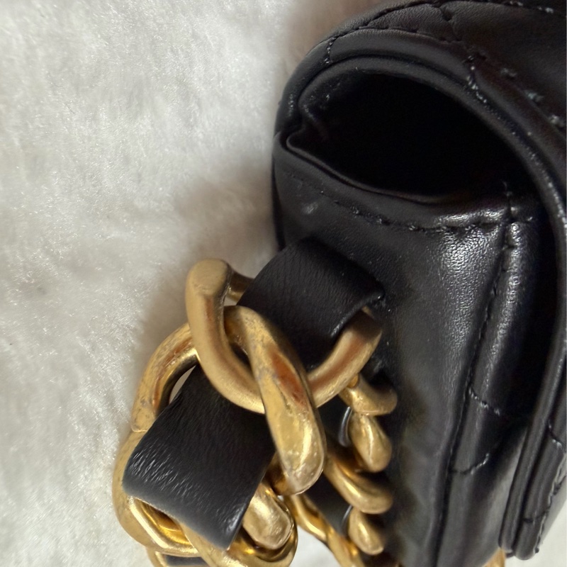 ▫️專櫃14萬值得收藏的一顆▫️香奈兒黑色小牛皮金釦粗鍊迷你斜背包芯片款-19