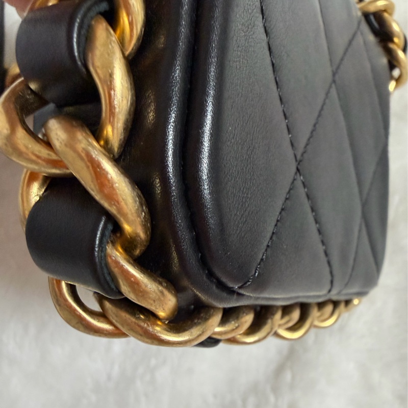 ▫️專櫃14萬值得收藏的一顆▫️香奈兒黑色小牛皮金釦粗鍊迷你斜背包芯片款-20