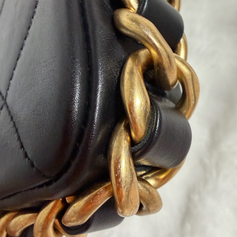 ▫️專櫃14萬值得收藏的一顆▫️香奈兒黑色小牛皮金釦粗鍊迷你斜背包芯片款-21