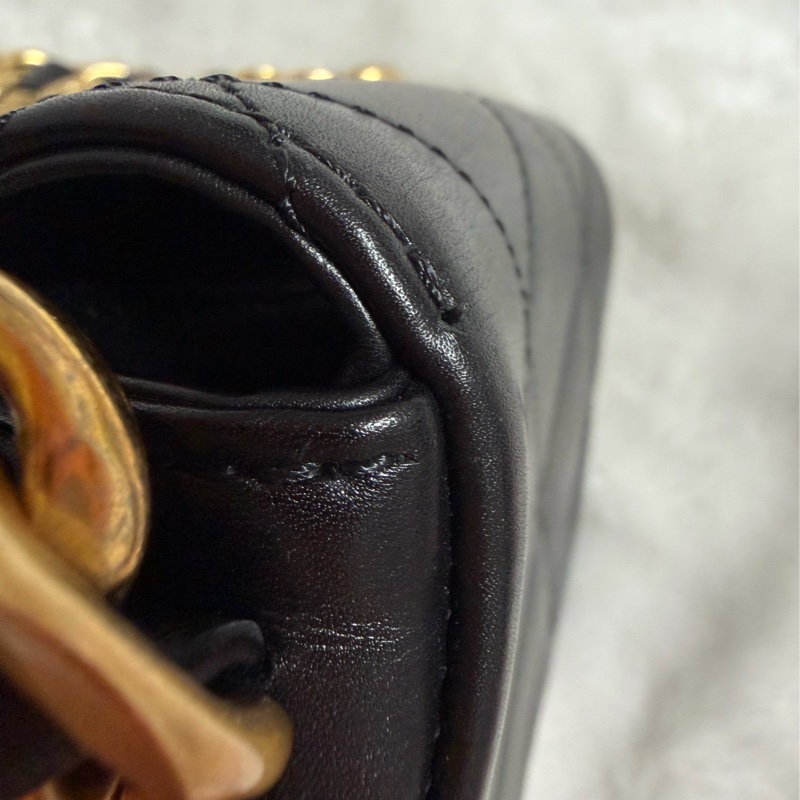 ▫️專櫃14萬值得收藏的一顆▫️香奈兒黑色小牛皮金釦粗鍊迷你斜背包芯片款-23