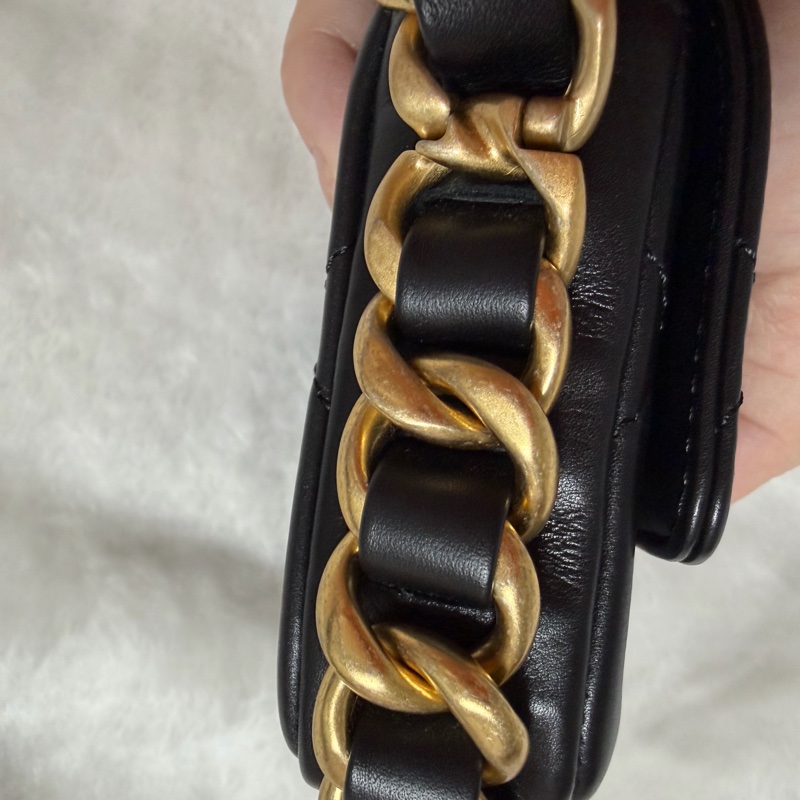 ▫️專櫃14萬值得收藏的一顆▫️香奈兒黑色小牛皮金釦粗鍊迷你斜背包芯片款-24