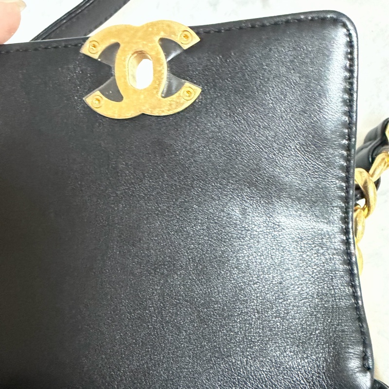 ▫️專櫃14萬值得收藏的一顆▫️香奈兒黑色小牛皮金釦粗鍊迷你斜背包芯片款-25
