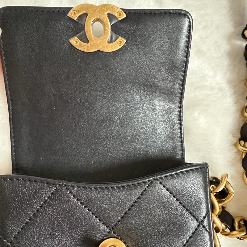 ▫️專櫃14萬值得收藏的一顆▫️香奈兒黑色小牛皮金釦粗鍊迷你斜背包芯片款-27