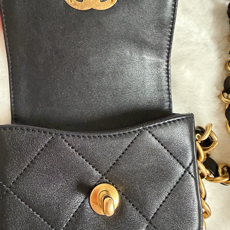 ▫️專櫃14萬值得收藏的一顆▫️香奈兒黑色小牛皮金釦粗鍊迷你斜背包芯片款-28