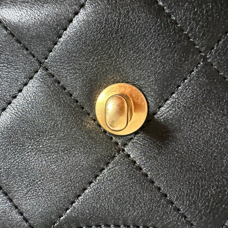 ▫️專櫃14萬值得收藏的一顆▫️香奈兒黑色小牛皮金釦粗鍊迷你斜背包芯片款-30