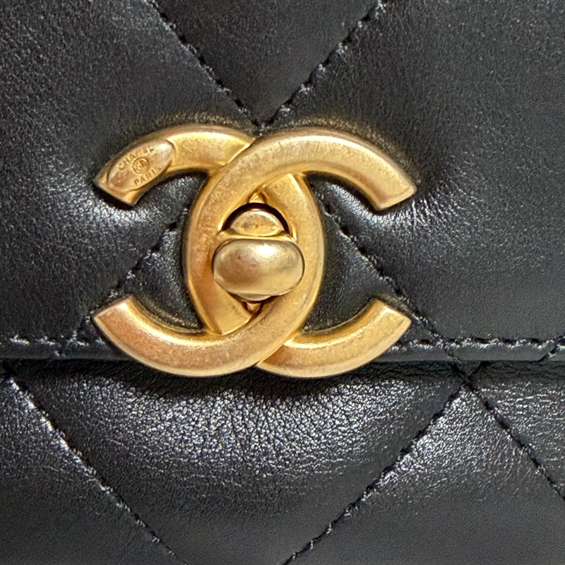 ▫️專櫃14萬值得收藏的一顆▫️香奈兒黑色小牛皮金釦粗鍊迷你斜背包芯片款-32