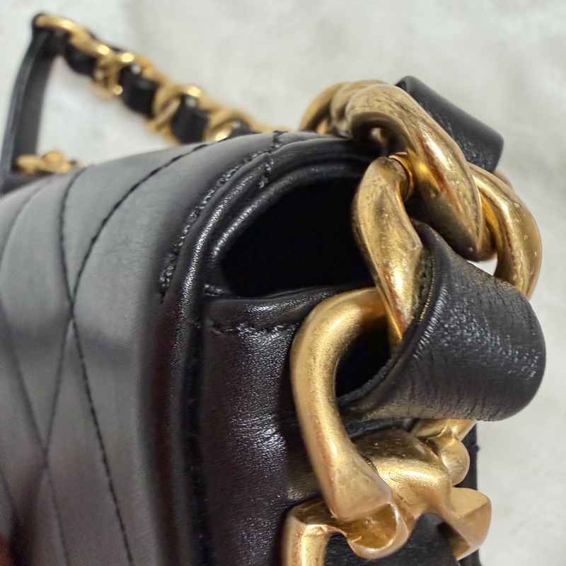 ▫️專櫃14萬值得收藏的一顆▫️香奈兒黑色小牛皮金釦粗鍊迷你斜背包芯片款-33