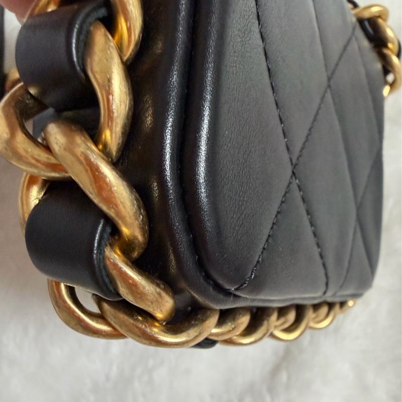 ▫️專櫃14萬值得收藏的一顆▫️香奈兒黑色小牛皮金釦粗鍊迷你斜背包芯片款-35