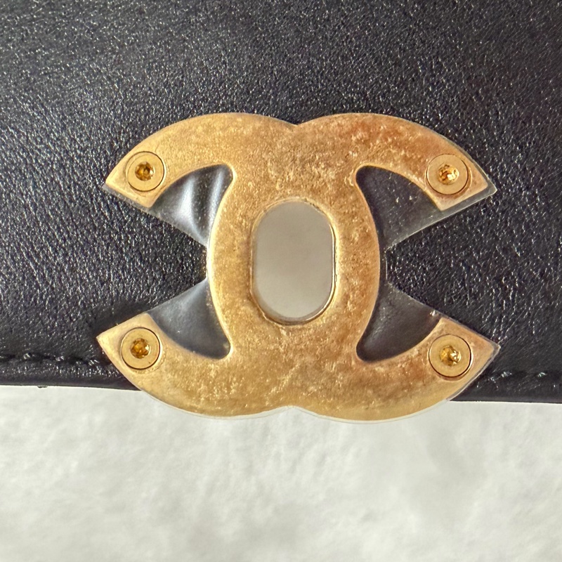 ▫️專櫃14萬值得收藏的一顆▫️香奈兒黑色小牛皮金釦粗鍊迷你斜背包芯片款-37