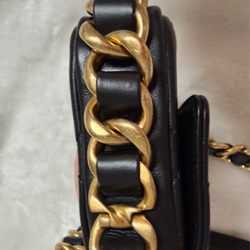 ▫️專櫃14萬值得收藏的一顆▫️香奈兒黑色小牛皮金釦粗鍊迷你斜背包芯片款-39