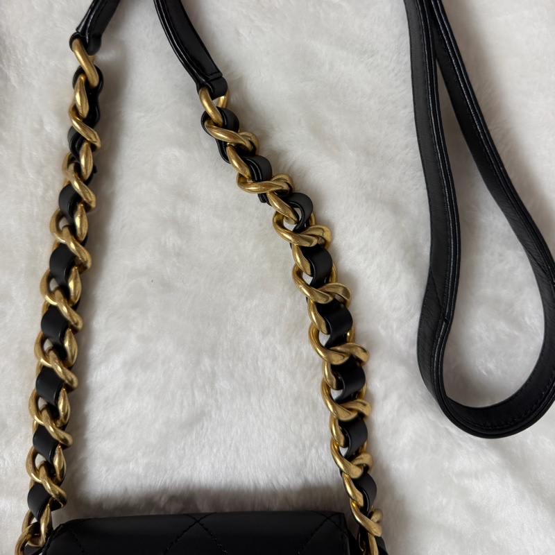 ▫️專櫃14萬值得收藏的一顆▫️香奈兒黑色小牛皮金釦粗鍊迷你斜背包芯片款-40