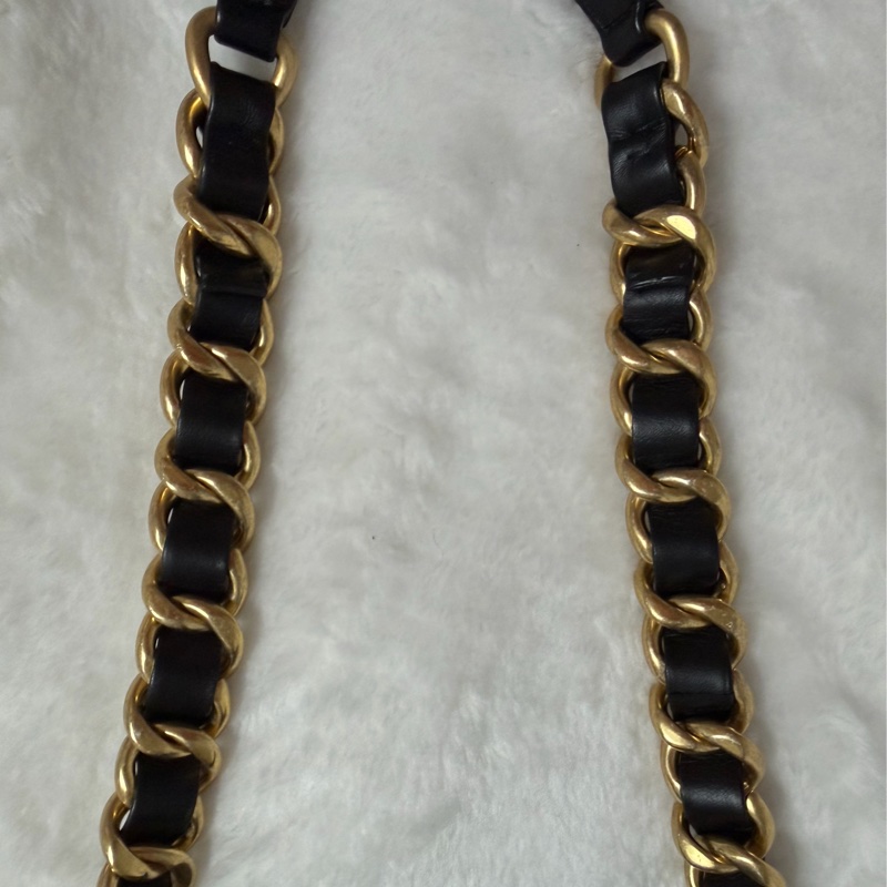 ▫️專櫃14萬值得收藏的一顆▫️香奈兒黑色小牛皮金釦粗鍊迷你斜背包芯片款-41