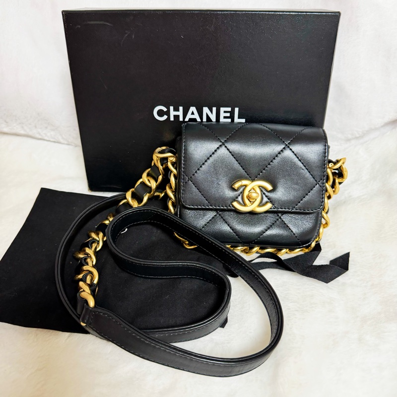 ▫️專櫃14萬值得收藏的一顆▫️香奈兒黑色小牛皮金釦粗鍊迷你斜背包芯片款-42