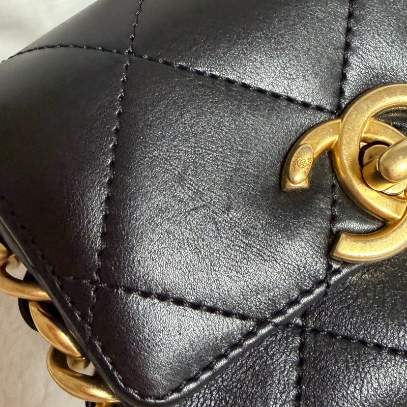 ▫️專櫃14萬值得收藏的一顆▫️香奈兒黑色小牛皮金釦粗鍊迷你斜背包芯片款-43