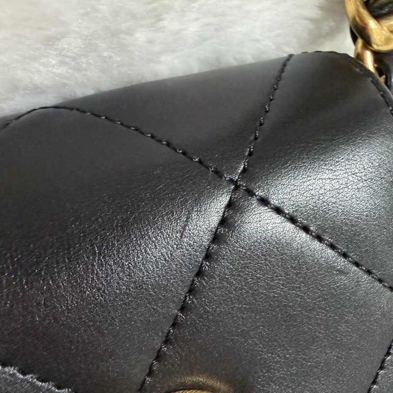 ▫️專櫃14萬值得收藏的一顆▫️香奈兒黑色小牛皮金釦粗鍊迷你斜背包芯片款-44