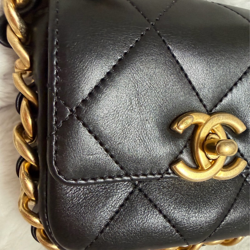 ▫️專櫃14萬值得收藏的一顆▫️香奈兒黑色小牛皮金釦粗鍊迷你斜背包芯片款-45