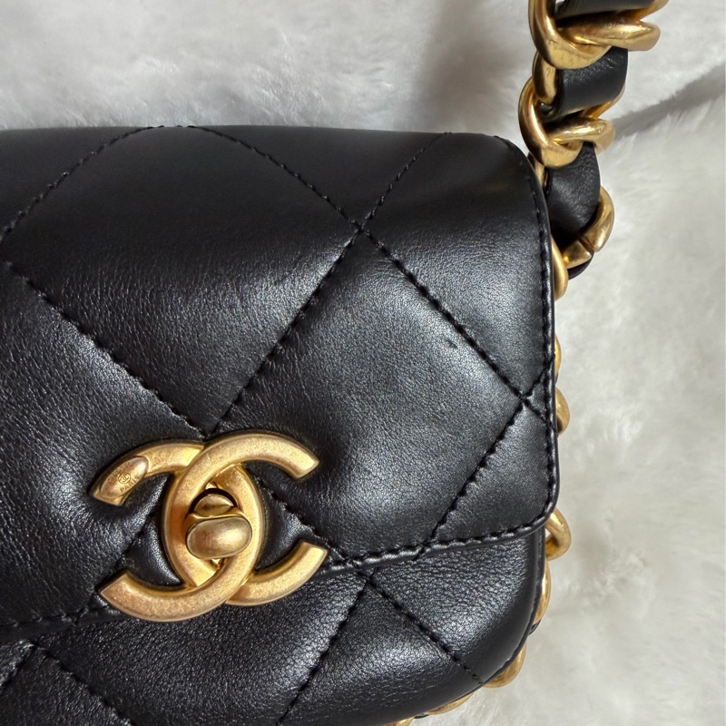 ▫️專櫃14萬值得收藏的一顆▫️香奈兒黑色小牛皮金釦粗鍊迷你斜背包芯片款-47