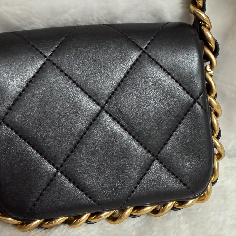 ▫️專櫃14萬值得收藏的一顆▫️香奈兒黑色小牛皮金釦粗鍊迷你斜背包芯片款-48