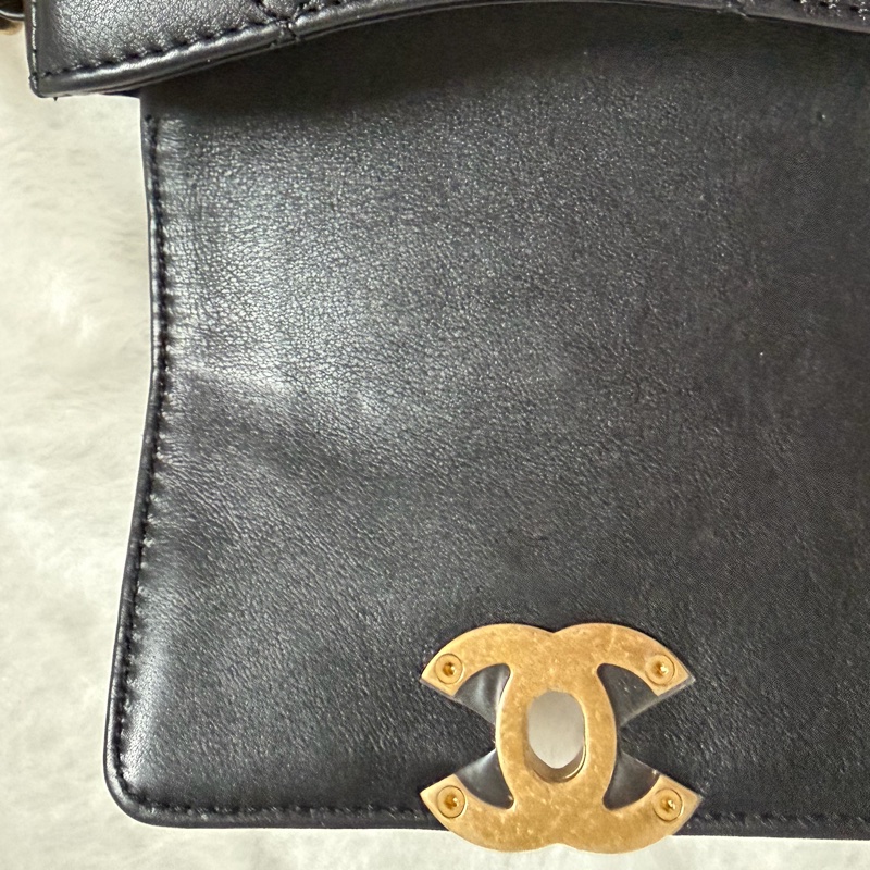 ▫️專櫃14萬值得收藏的一顆▫️香奈兒黑色小牛皮金釦粗鍊迷你斜背包芯片款-49